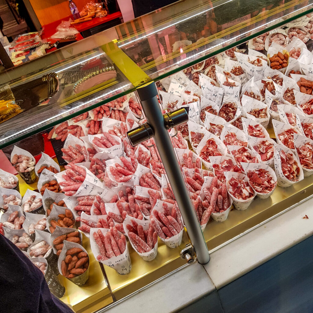 聖米格爾市場 Mercado de San Miguel 西班牙旅遊  馬德里 景點 zoeylinslife Chorizo(西班牙香腸) | salchichón(西班牙臘腸) | jamón serrano(伊比利亞火腿)