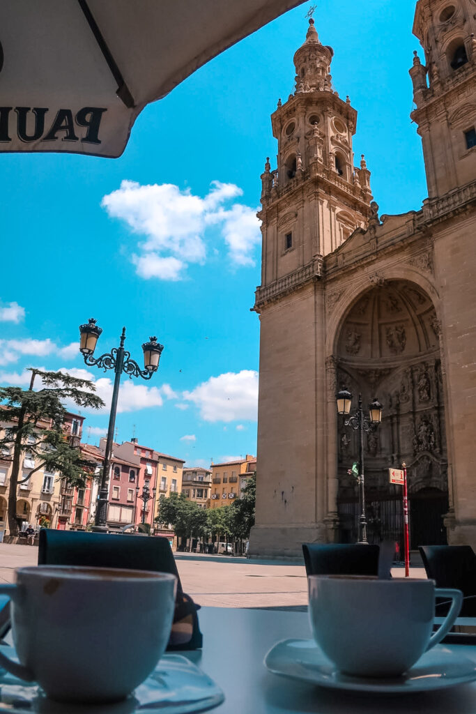 Plaza del Mercado 教堂前面的廣場