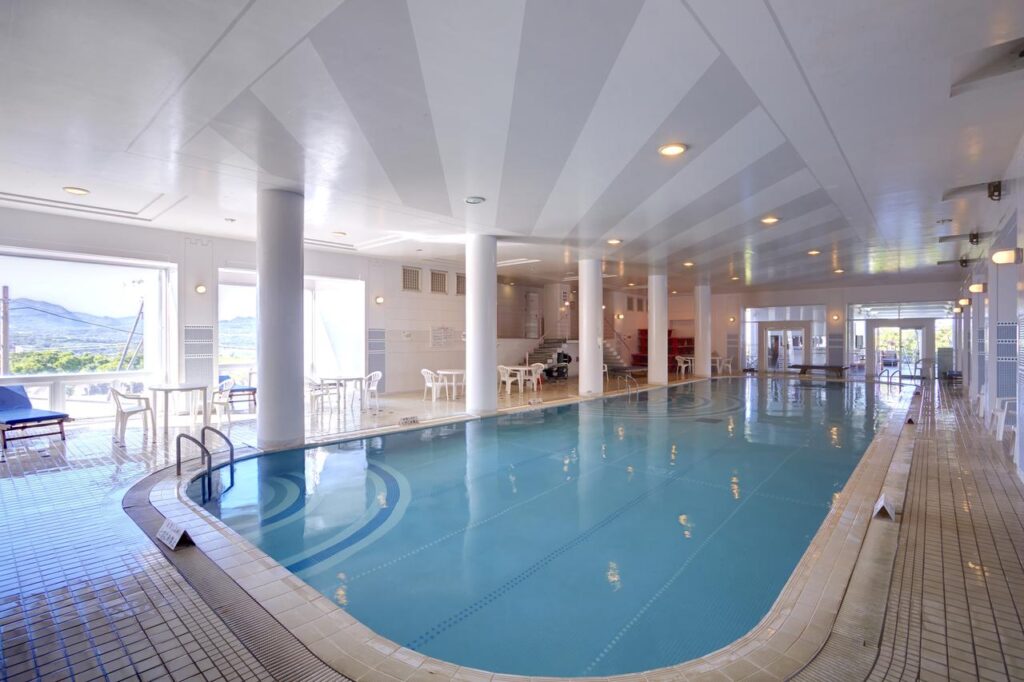 沖繩 自由行 住宿推薦 
MAHAINA健康渡假飯店
室內泳池